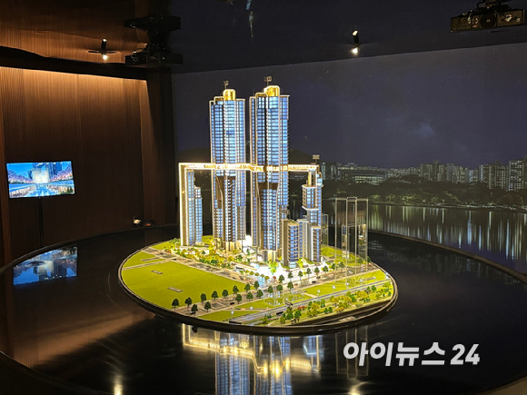 삼성물산은 14일 홍보관에서 열린 기자설명회에서 경쟁사인 포스코이앤씨가 제안한 입찰 제안 이미지와 실제 준공 결과가 달라질 수 있다는 점을 강조하며, 자사 설계의 실현 가능성과 인허가 안정성을 부각했다. [사진=김민지 기자]