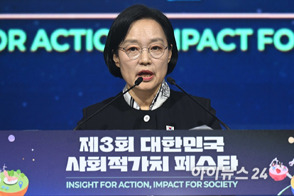 한성숙 국무총리가 21일 오후 서울 강남구 코엑스에서 열린 제3회 대한민국 사회적가치 페스타 개회식에서 축사를 하고 있다. [사진=곽영래 기자]