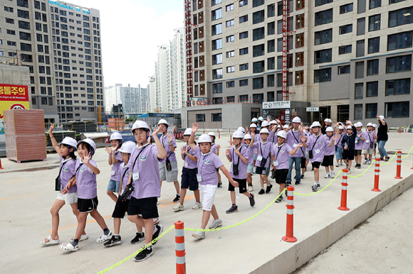 대우건설 임직원 자녀들이 현장 견학을 진행하고 있다. [사진=대우건설]