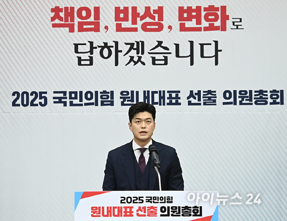 김용태 국민의힘 비상대책위원장이 16일 서울 여의도 국회에서 열린 원내대표 선출 선거 의원총회에서 인사말을 하고 있다. [사진=곽영래 기자]