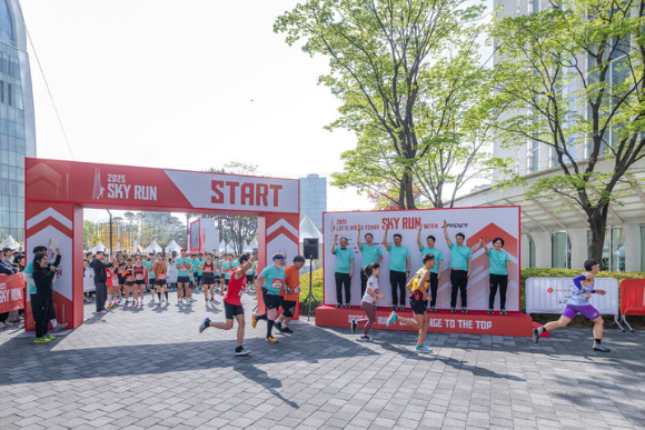 20일 오전 서울 송파구 롯데월드타워에서 '2025 롯데월드타워 스카이런 위드 스파이더(with SPYDER)'가 열렸다. [사진=롯데물산]