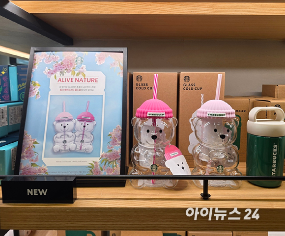 8일 서울의 한 스타벅스 매장에 핑크 베어리스타 콜드컵이 진열돼 있다. [사진=구서윤 기자]