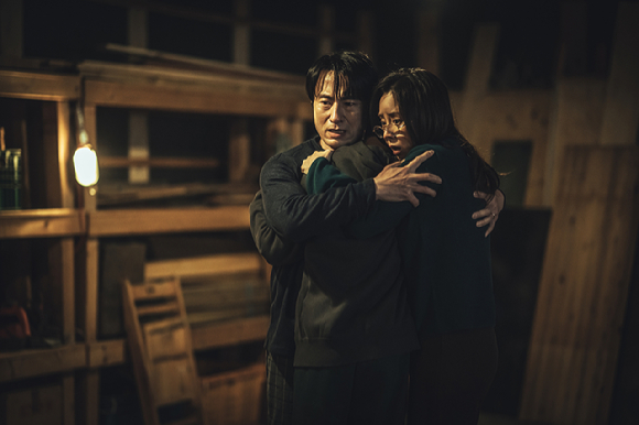 배우 김병철, 송지효가 영화 '구원자'에서 열연하고 있다. [사진=(주)마인드마크]