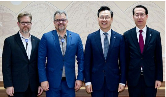 하병필 인천광역시 행정부시장이 24일 시청 접견실에서 크리스토퍼 콘스탄트 미국 앵커리지시의회 의장과 양 도시 간 협력 방안을 논의한 뒤 기념 촬영을 하고 있다. [사진=인천시]