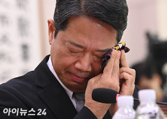 김승원 법무부 장관 후보자가 15일 서울 여의도 국회 법제사법위원회에서 열린 인사청문회에서 눈물을 훔치고 있다. [사진=곽영래 기자]