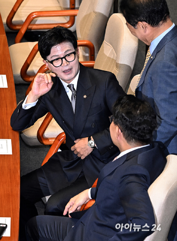 무소속 한동훈 의원이 11일 서울 여의도 국회에서 열린 본회의에서 국민의힘 윤상현 의원과 대화를 하고 있다. [사진=곽영래 기자]