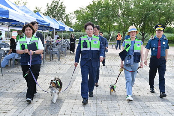 부산광역시 자치경찰위원회가 지난 1일 부산 사상구 삼락생태공원 중앙광장에서 ‘2024년 부산반려견순찰대 활동 선포식’을 개최하고 본격적인 활동을 시작하고 있다. [사진=부산지방경찰청]