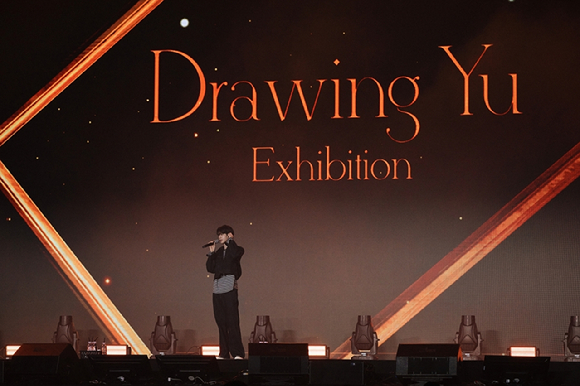 최립우가 2026 최립우 앙코르 팬미팅 '드로잉 우 : 엑시비션'에서 팬들을 만나고 있다. [사진=FNC엔터테인먼트]