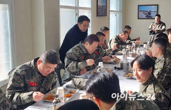 이재명 더불어민주당 대표가 24일 설맞이 군장병을 격려하기 위해 경기 김포시 통진읍 해병2사단 1여단을 찾았다. [사진=김주훈 기자]