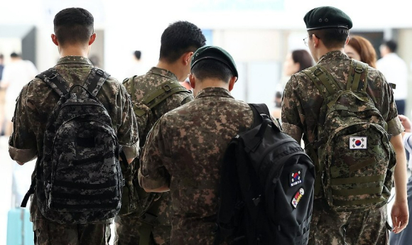 국방부가 초급간부의 기본급을 인상해 내년 하사 기준 '월 200만원' 이상 받을 수 있도록 추진하겠다고 밝혔다. 내용과 무관한 사진. [사진=연합뉴스]