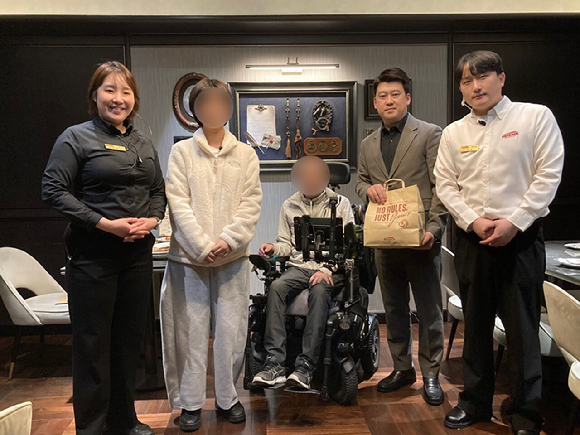 아웃백 11월 '러브백 캠페인'에 동참한 코엑스스타필드점 김상경 점주, 이준호 팀장, 주동혁 매니저가 기념 사진을 촬영을 진행하고 있다. [사진=아웃백]