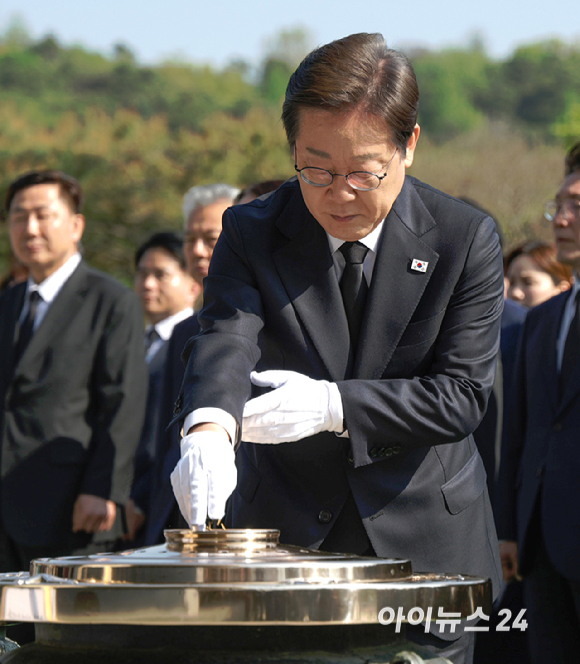 더불어민주당 이재명 대선후보가 28일 오전 서울 동작구 국립 서울현충원 현충탑에서 참배하고 있다. [사진=곽영래 기자]