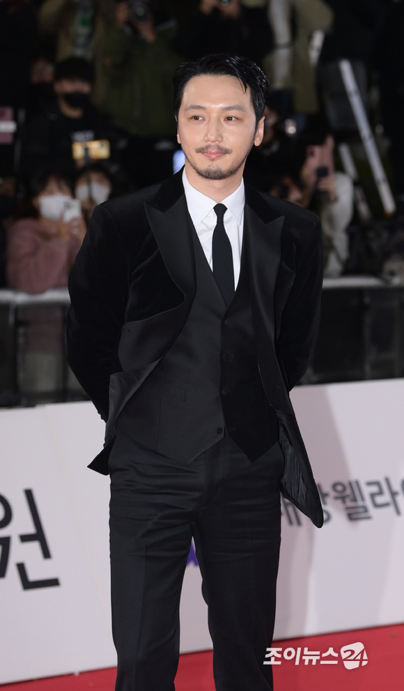 배우 변요한이 25일 오후 서울 영등포구 여의도동 KBS홀에서 열린 제43회 청룡영화상 시상식 레드카펫에 참석해 포즈를 취하고 있다. [사진=정소희 기자]