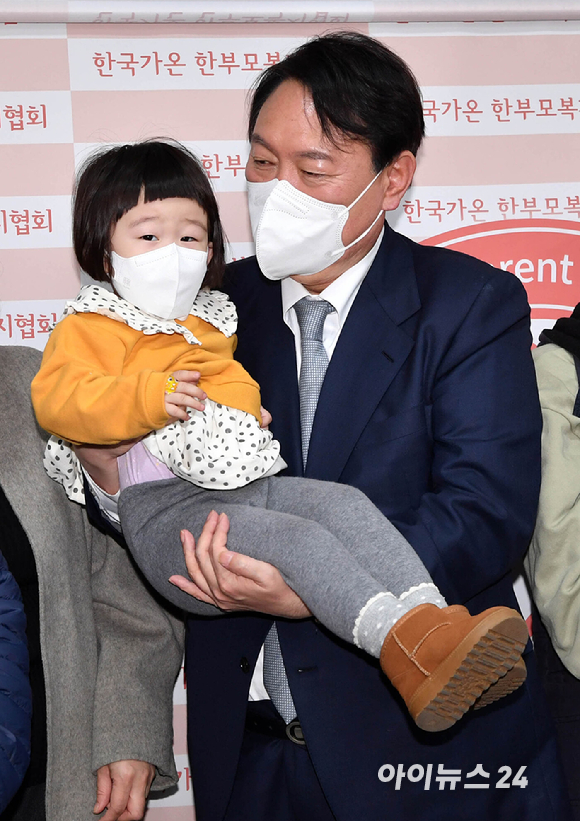 윤석열 국민의힘 대선후보가 15일 오후 서울 성동구 한국가온한부모복지협회를 찾아 회원들과 간담회를 갖기 전 기념사진을 촬영하고 있다. [사진=국회사진취재단]