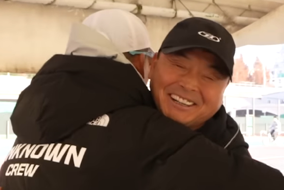 난치병으로 걷기조차 힘들었던 '마라톤 영웅' 이봉주가 최근 건강을 회복한 모습을 보이며 5㎞ 달리기에 성공해 감동을 전했다. [사진=유튜브 @션과 함께]