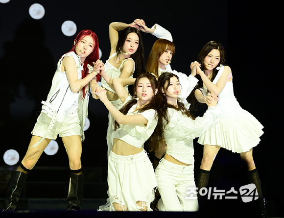 그룹 앳하트가 13일 오후 서울 한남동 블루스퀘어에서 열린 앳하트(AtHeart) 첫 번째 EP '플롯 트위스트'(Plot Twist) 미디어 쇼케이스에서 타이틀곡 '플롯 트위스트' 무대를 선보이고 있다. [사진=정소희 기자]