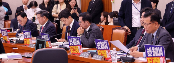 7일 국회에서 열린 농림축산식품해양수산위원회 국정감사에서 국민의힘 위원들이 "농민 몰아내서 결국 태양광이냐"라고 쓰인 피켓을 앞에 걸어두고 있다. 농해수위는 피켓을 떼어낼것을 요구하는 더불어민주당 위원들의 요구로 한때 정회됐다가 피켓 제거 후 본격적인 국감을 시작할 수 있었다. [사진=연합뉴스]