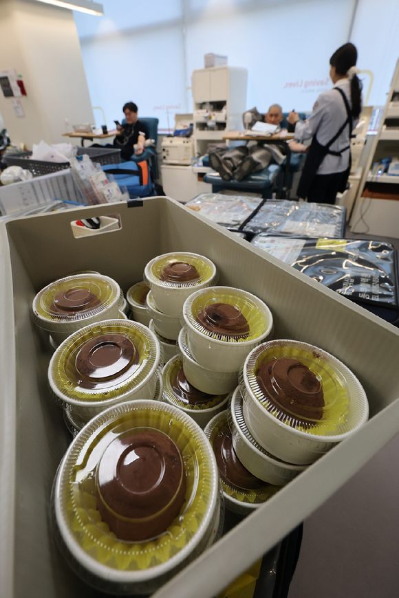 30일 서울 종로구 한 스타벅스 매장에서 시민들이 구매를 위해 기다리고 있다. [사진=연합뉴스]