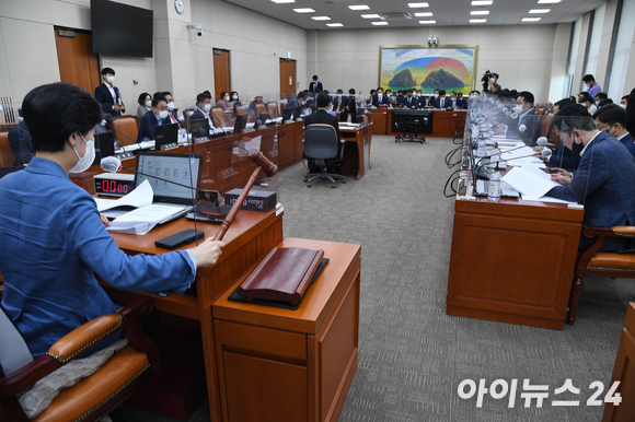 백혜련 정무위원장이 지난 9월 20일 국회에서 열린 정무위원회 전체회의를 주재하고 있다. [사진=김성진 기자]