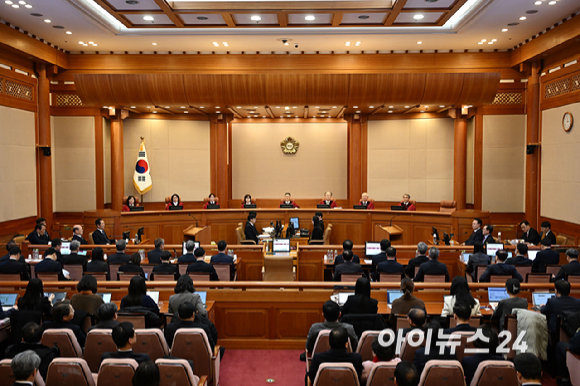 문형배 헌법재판소장 직무대행을 비롯한 헌법재판관들이 20일 오후 서울 종로구 헌법재판소에서 열린 윤 대통령 탄핵심판 10차 변론에 자리하고 있다. [사진=사진공동취재단]