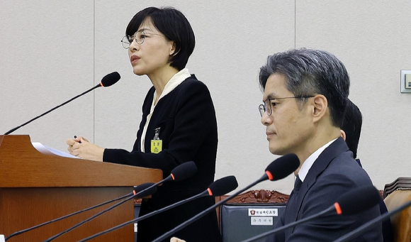 김향연 서울서부지방공소청장(왼쪽)과 박철우 서울중앙지방공소청장이 19일 국회 법제사법위원회에서 열린 서울광역공소청(옛 서울고검) 등에 대한 국정감사에서 의원 질의를 받고 있다. 2026.10.19 [사진=연합뉴스]