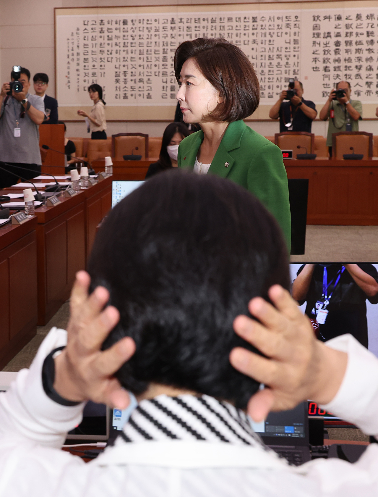2일 서울 여의도 국회에서 열린 법제사법위원회 전체회의에서 국민의힘 나경원 의원이 여당 의원들과 인사하고 자리로 향하고 있다. 2025.9.2 [사진=연합뉴스]