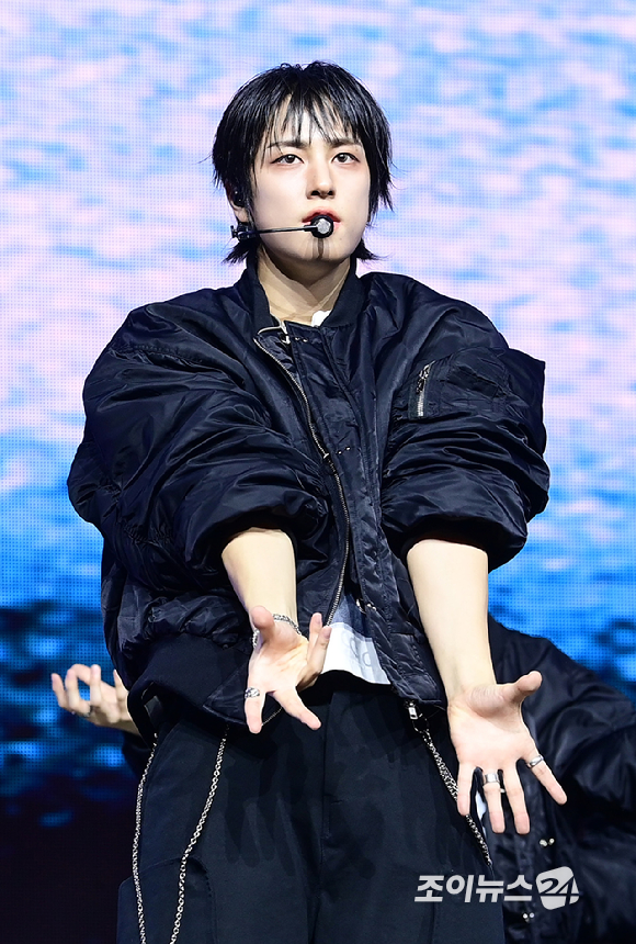 그룹 앤팀 타키가 28일 오후 서울 용산구 한남동 블루스퀘어에서 열린 &TEAM(앤팀) 한국 데뷔 앨범 미니 1집 'Back to Life'(백 투 라이프)발매 기념 쇼케이스에 참석해 멋진 무대를 선보이고 있다. [사진=정소희 기자]