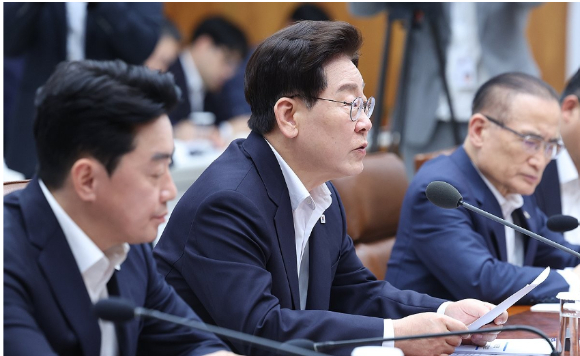 국민의힘 김미애 의원이 31일 국회에서 열린 7월 임시국회 제3차 본회의에서 패스트트랙 안건 심사 기한을 최장 330일에서 90일로 단축하는 내용의 국회법 개정안에 대해 필리버스터(무제한 토론을 통한 합법적인 의사진행 방해)를 시작하자 더불어민주당 의원들이 본회의장을 떠나고 있다. 2026.7.31 [사진=연합뉴스]