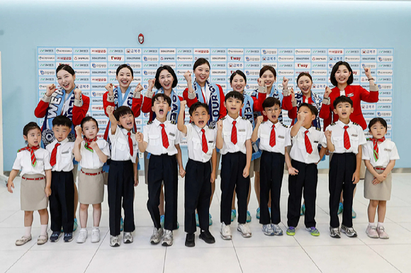 지난달 23일 대구iM뱅크파크에서 열린 2025 K리그 대구FC 홈 경기에서 경기 시작 전 에스코트 키즈들이 티웨이항공 객실 승무원들과 기념사진을 촬영하고 있다. [사진=티웨이항공]