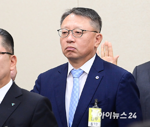 정진완 우리은행장이 19일 오후 서울 여의도 국회에서 진행된 정무위원회 금융감독원 등 국정감사에 증인으로 출석하고 있다. [사진=정소희 기자]