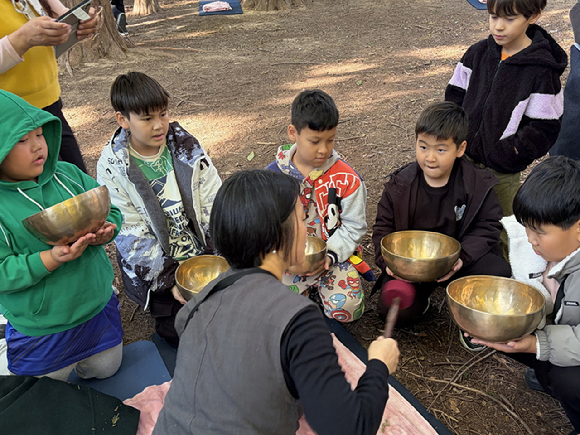 지난 29일 경북 경주 경북천년숲정원에서 진행된 APEC 2025 한국 관광프로그램 &lsquo;K-산림치유 프로그램: 비움숲(Forest Healing Meditation)&rsquo;에서 참가자들이 호흡 명상 활동에 참여하고 있다. [사진=산림청 한국산림복지진흥원]