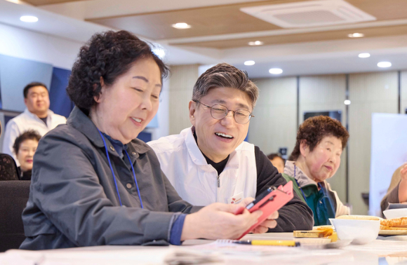 SKT 정재헌 대표, 취임 첫 행보는 고객 경청…시니어 현장 방문