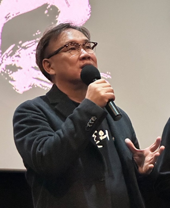 김성수 감독이 영화 '서울의 봄' 무대인사에서 감사 인사를 건네고 있다. [사진=플러스엠엔터테인먼트]