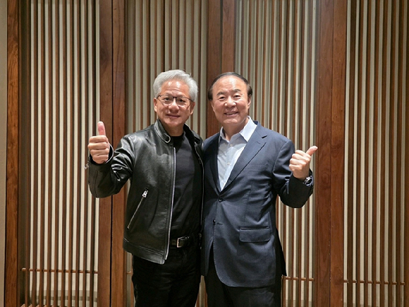 전영현 삼성전자 대표이사 겸 디바이스솔루션(DS) 부문장(부회장)이 8일 저녁 서울 중구 신라호텔에서 열린 '코리아 AI 에코시스템 리셉션'에서 젠슨 황 엔비디아 최고경영자와 포즈를 취하고 있다. [사진=삼성전자]