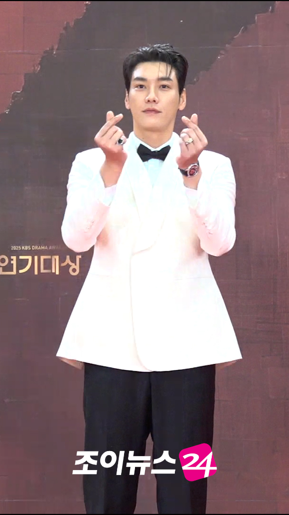 배우 김영광이 31일 오후 서울 여의도 KBS에서 열린 '2025 KBS 연기대상' 레드카펫 포토월 행사에서 포즈를 취하고 있다. [사진=문수지 기자]