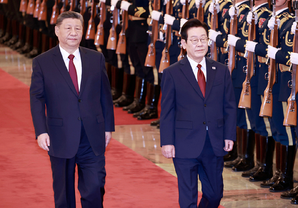이재명 대통령과 시진핑 중국 국가주석이 5일 베이징 인민대회당에서 열린 이 대통령 공식환영식에서 의장대를 사열하고 있다. 2026.1.5 [사진=연합뉴스]
