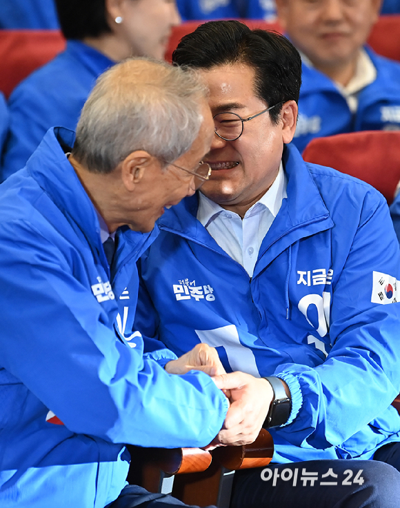 더불어민주당 박찬대 상임총괄선거대책위원장, 윤여준 상임총괄선거대책위원장이 3일 오후 국회 의원회관 개표 상황실에서 출구조사 결과를 지켜보며 기뻐하고 있다. [사진=곽영래 기자]