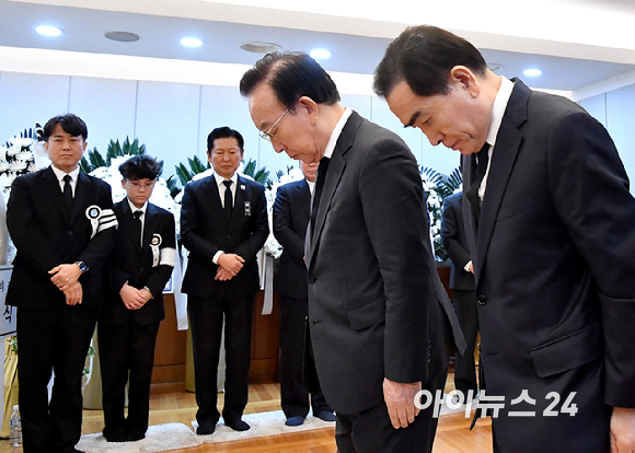 김관용 전 경북지사와 태영호 전 의원이 28일 오전 서울 종로구 서울대학교병원 장례식장에 마련된 故 이해찬 전 국무총리의 빈소에서 조문을 하고 있다. [사진=곽영래 기자]