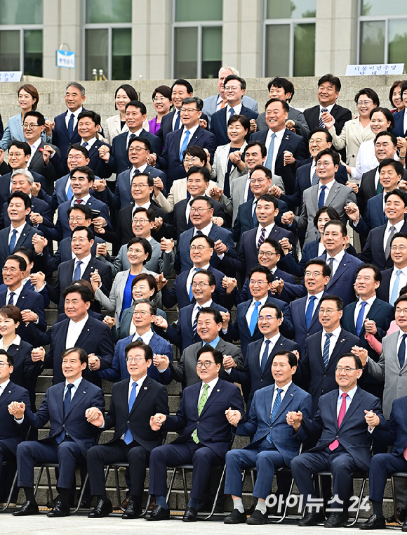 우원식 국회의장과 제22대 국회의원들이 2일 오후 서울 여의도 국회 본청 계단에서 전반기 단체 기념 사진 촬영을 하고 있다. [사진=곽영래 기자]