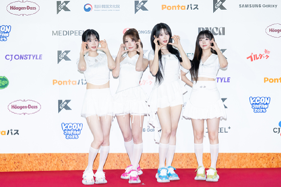 그룹 QWER이 지난 11일 일본 지바현 마쿠하리 멧세에서 개최된 '케이콘 재팬 2025(KCON JAPAN 2025)' 레드카펫 행사에서 포즈를 취하고 있다. [사진=CJ ENM]