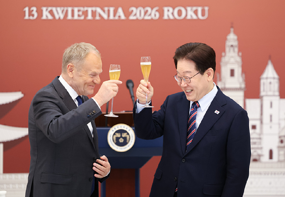 이재명 대통령과 도날트 투스크 폴란드 총리가 13일 청와대에서 열린 공식 방한 환영 오찬에서 건배하고 있다. 2026.4.13 [청와대통신사진기자단] [사진=연합뉴스]