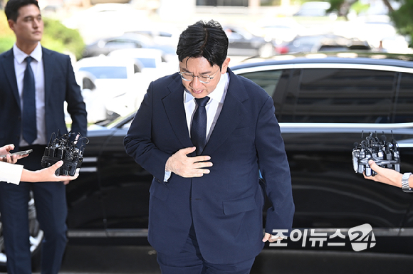 [포토] &apos;자본시장법 위반&apos; 하이브 방시혁 의장, 경찰 출석
