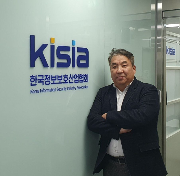 이동범 한국정보보호산업협회(KISIA) 회장이 지난 14일 아이뉴스24와의 인터뷰에 앞서 사진 촬영을 하고 있다. [사진=KISIA]