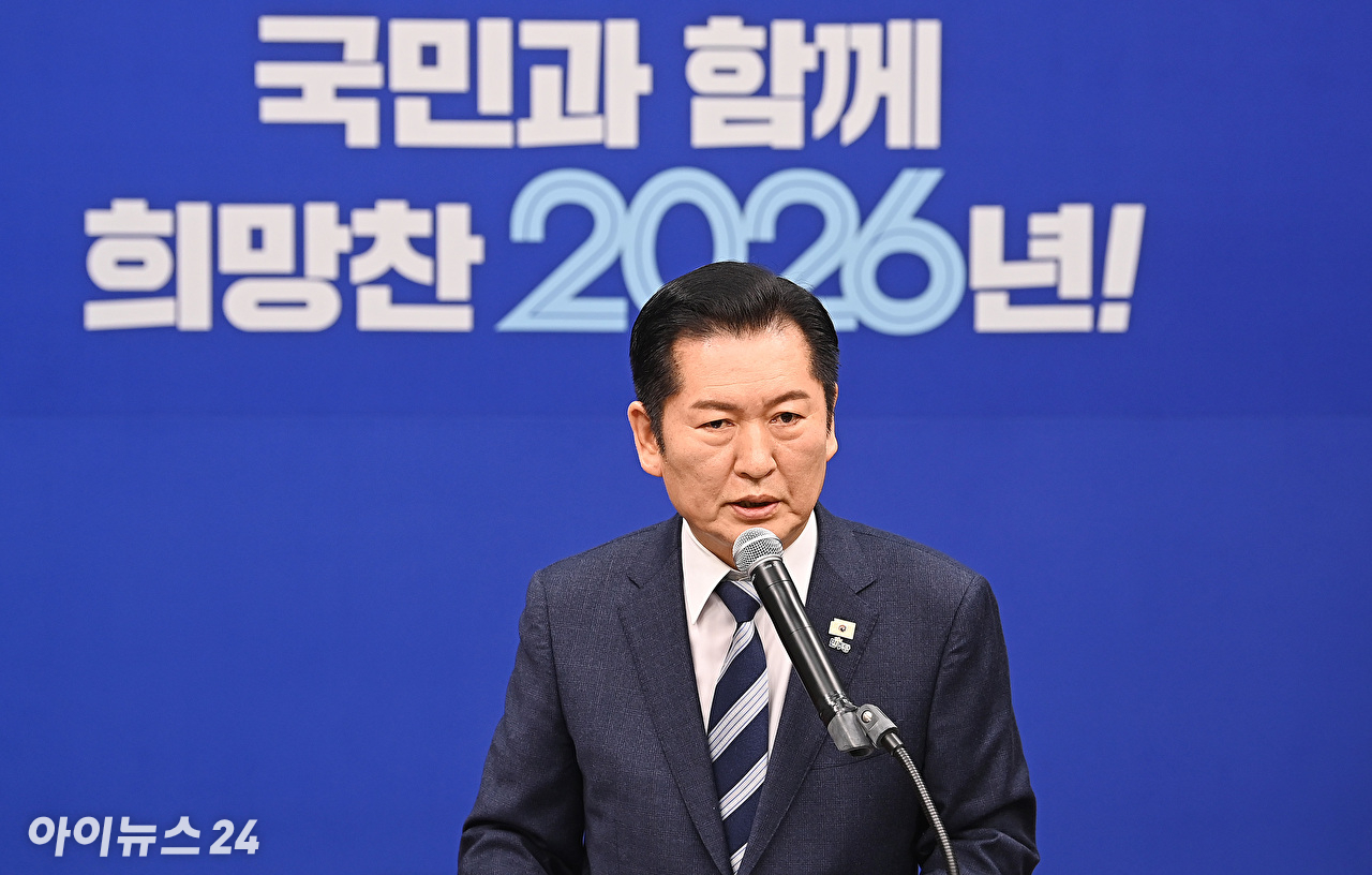 정청래 더불어민주당 대표가 22일 국회에서 긴급 기자회견을 열고 조국혁신당과의 합당을 제안하고 있다. [사진=곽영래 기자]