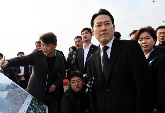 국민의힘 장동혁 대표(가운데)가 29일 오후 전남 현안 사업 현장인 해남군 산이면 솔라시도를 시찰하고 있다. [사진=연합뉴스]