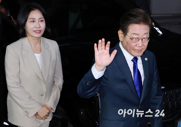 당선이 확실시된 이재명 더불어민주당 대통령 후보와 김혜경 여사가 4일 서울 여의도 더불어민주당 당사에 들어서고 있다. [사진=곽영래 기자]