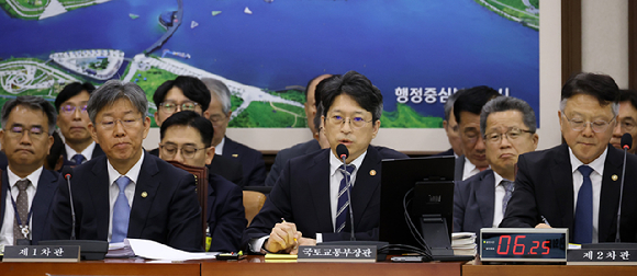홍지선 국토교통부 장관이 7일 국회 국토교통위원회에서 열린 국토교통부 등에 대한 국정감사에서 의원 질의에 답하고 있다. [사진=연합뉴스]