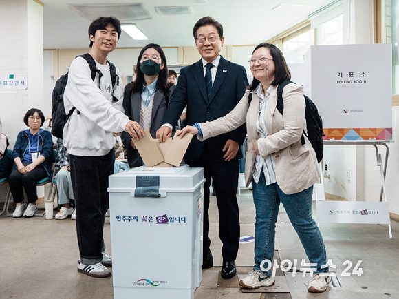 이재명 더불어민주당 후보가 29일 서울 서대문구 신촌동 주민센터 투표소에서 청년들과 함께 제 21대 대통령선거 사전투표를 하고 있다. [사진=곽영래 기자]