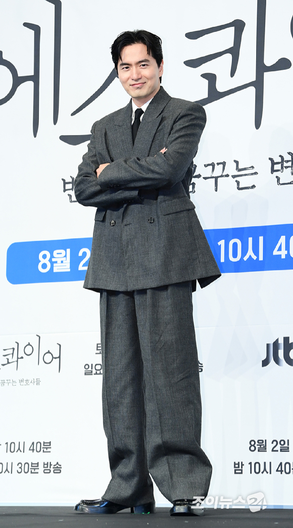 배우 이진욱이 31일 오후 서울 구로구 더링크서울 트리뷰트 포트폴리오 호텔에서 열린 JTBC 새 토일드라마 '에스콰이어: 변호사를 꿈꾸는 변호사들' 제작발표회에 참석하고 있다. [사진=정소희 기자]