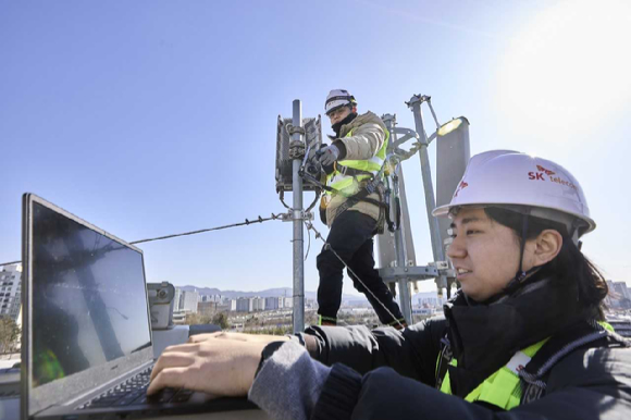 SK텔레콤, SK오앤에스 직원들이 수서역 인근에서 네트워크 현황을 점검하는 모습. [사진=SKT]